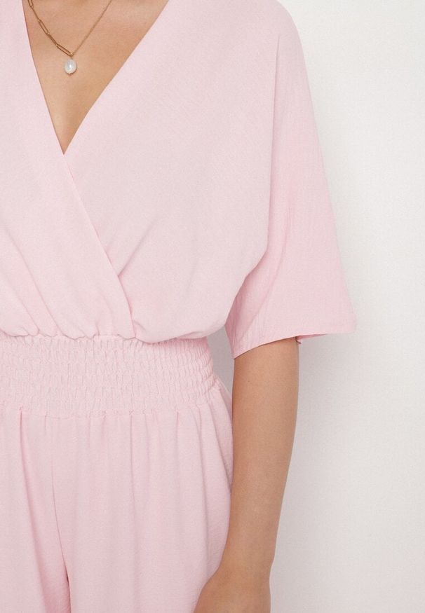 Born2be - Jasnoróżowy Kopertowy Kombinezon z Gumką w Talii i Szerokimi Nogawkami Vimashea. Okazja: na co dzień. Kolor: różowy. Styl: elegancki, casual