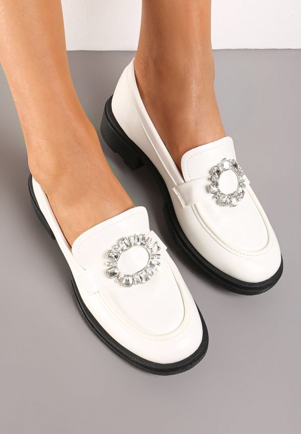 Born2be - Białe Mokasyny z Ekoskóry z Przeszyciami i Okrągłą Klamrą Failla. Okazja: na co dzień, do pracy. Nosek buta: okrągły. Zapięcie: klamry. Kolor: biały. Materiał: jeans. Styl: casual, klasyczny