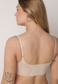 Born2be - Beżowy Bezszwowy Biustonosz Bez Fiszbin z Elastycznego Materiału Edalith. Kolor: beżowy. Materiał: materiał #4