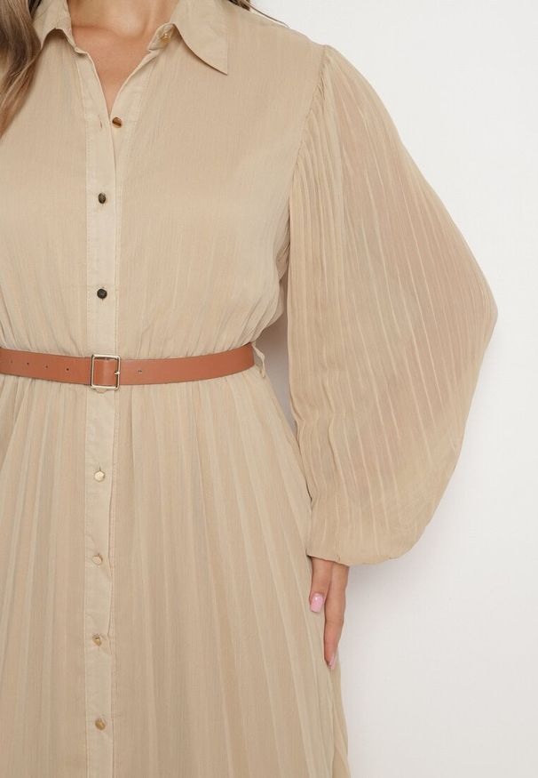 Born2be - Beżowa Plisowana Sukienka o Koszulowym Kroju z Dodatkowym Paskiem Mialessa. Okazja: na co dzień. Kolor: beżowy. Materiał: materiał. Typ sukienki: koszulowe. Styl: casual, elegancki, klasyczny