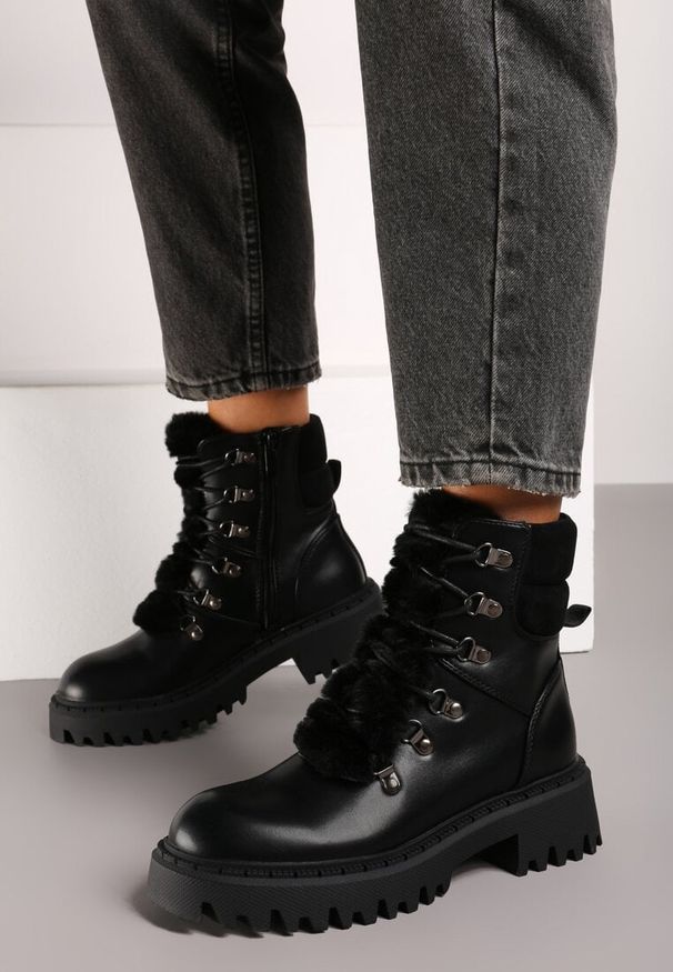 Born2be - Czarne Causualowe Trapery Zdobione Futerkiem na Języku Charnas. Nosek buta: okrągły. Zapięcie: zamek. Kolor: czarny. Wzór: aplikacja. Materiał: futro. Sezon: zima. Obcas: na obcasie. Styl: klasyczny. Wysokość obcasa: niski