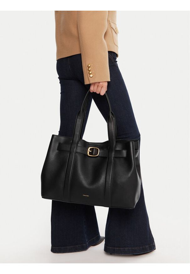 Calvin Klein Torebka Buckle Medium Tote LV04F3294G Czarny. Kolor: czarny. Materiał: skórzane