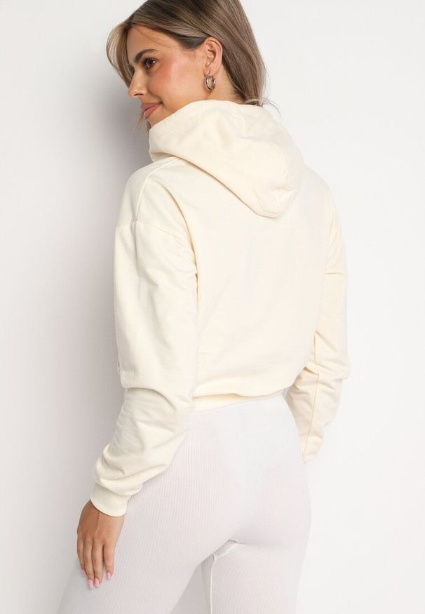 Born2be - Jasnobeżowa Bluza z Dodatkiem Bawełny z Kapturem Wykończona Ściągaczami Evista. Okazja: na co dzień, na spotkanie biznesowe. Typ kołnierza: kaptur. Kolor: beżowy. Materiał: bawełna. Styl: casual, elegancki, biznesowy