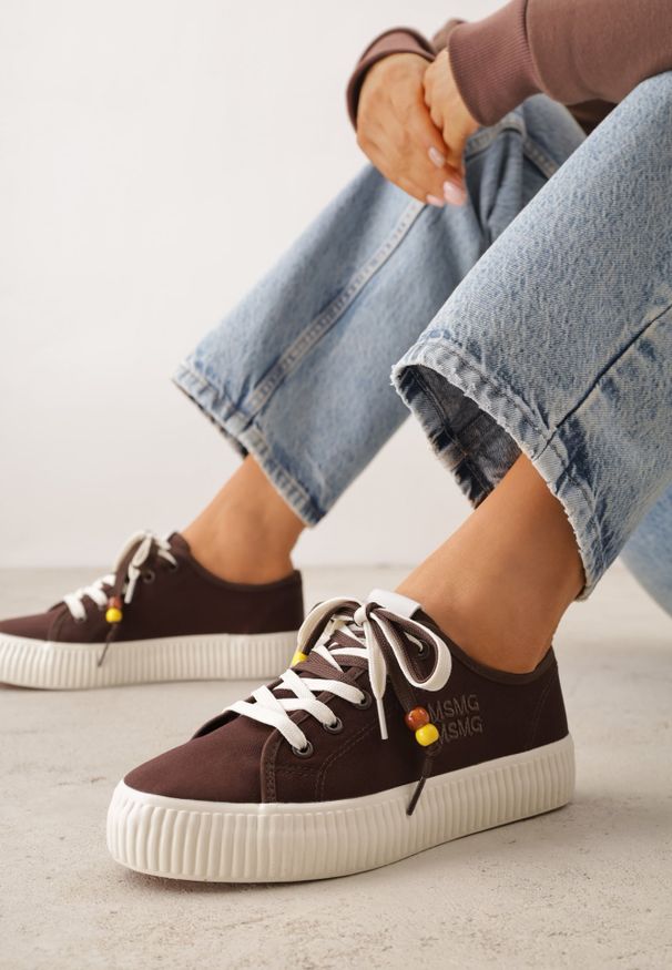 Renee - Brązowe Niskie Trampki z Podwójnymi Sznurówkami na Tłoczonej Platformie Astedella. Nosek buta: okrągły. Zapięcie: sznurówki. Kolor: brązowy. Materiał: materiał. Obcas: na platformie. Wysokość obcasa: niski