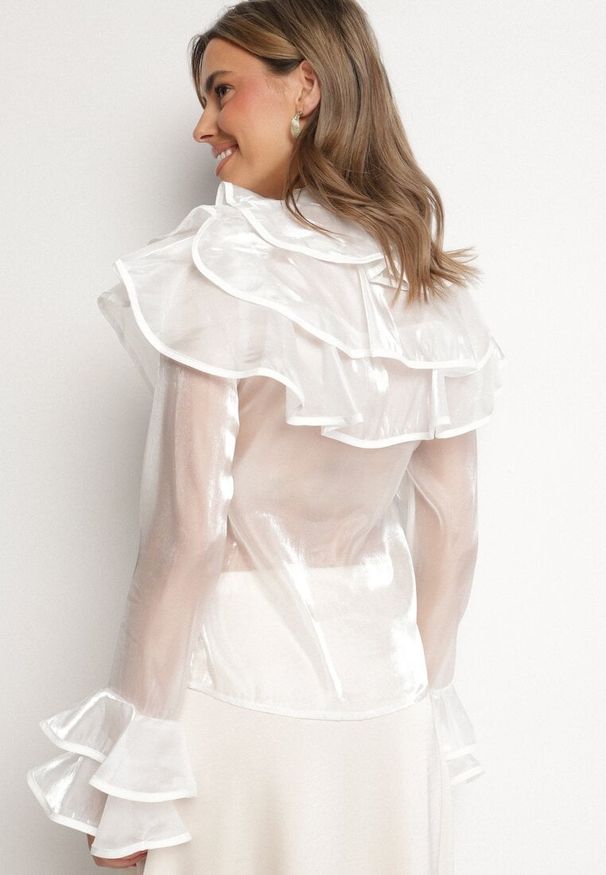 Born2be - Biała Koszula z Ozdobnymi Falbankami Edianessea. Typ kołnierza: kołnierz z falbankami. Kolor: biały