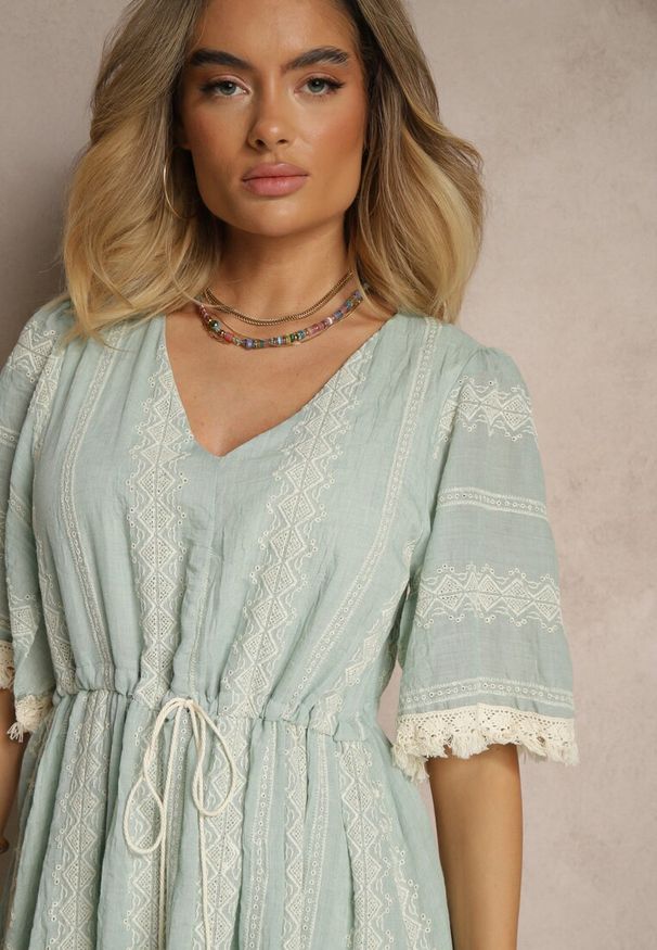 Renee - Miętowa Rozkloszowana Sukienka Boho z Bawełny Zdobiona Haftem i Wiązaniem Koriruna. Okazja: na co dzień. Typ kołnierza: dekolt w kształcie V. Kolor: zielony. Materiał: bawełna. Wzór: aplikacja, haft. Styl: boho