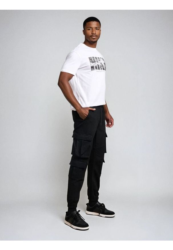 Sinsay - Jeansy cargo - czarny. Kolor: czarny