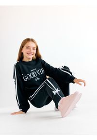 Reserved - Spodnie flare z lampasem - czarny. Kolor: czarny. Materiał: dzianina, bawełna #1