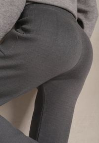 Renee - Ciemnoszare Spodnie z Bawełną High Waist Ozdobione Sznurkiem Venaline. Okazja: na co dzień. Stan: podwyższony. Kolor: szary. Materiał: bawełna. Wzór: aplikacja. Styl: klasyczny, casual #5