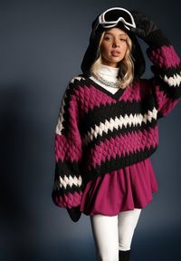 Renee - Fuksjowy Oversize Sweter z Trójkątnym Dekoltem z Ozdobnej Dzianiny Klinerda. Kolor: różowy. Materiał: dzianina. Wzór: kolorowy. Sezon: jesień, zima