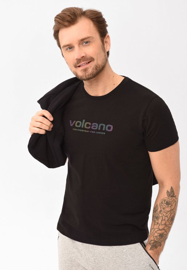 Volcano - Czarny t-shirt T-MOOVO. Okazja: na co dzień. Kolor: czarny. Materiał: jeans, materiał, bawełna, skóra. Długość rękawa: krótki rękaw. Długość: krótkie. Wzór: napisy. Styl: casual, sportowy, klasyczny