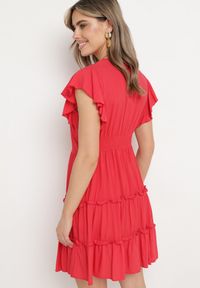 Born2be - Czerwona Gładka Sukienka Mini Taliowana z Falbankami Wokół Ramion Zynnas. Typ kołnierza: kołnierz z falbankami. Kolor: czerwony. Wzór: gładki. Sezon: lato. Długość: mini #3