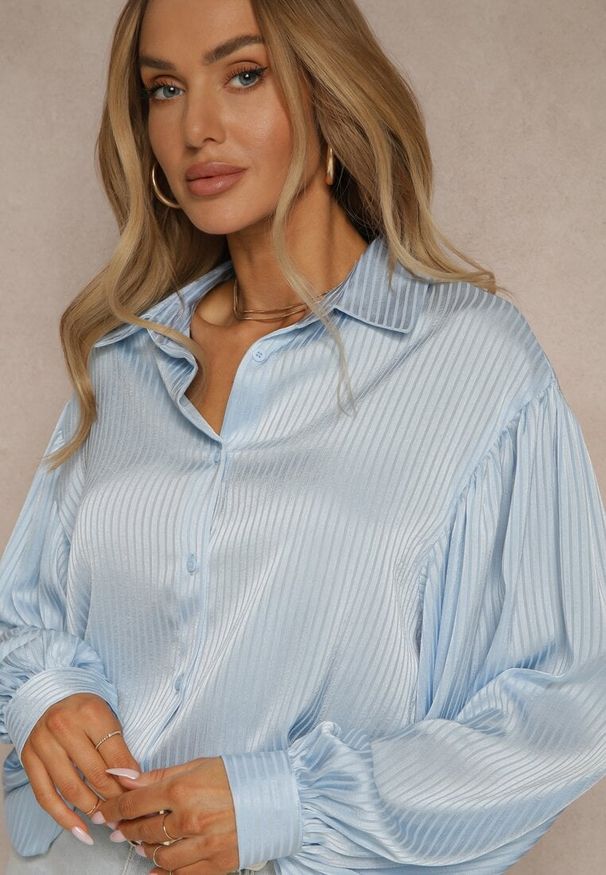 Renee - Niebieska Koszula z Dłuższym Tyłem i Bufiastymi Rękawami Zivane. Okazja: na co dzień. Kolor: niebieski. Długość: długie. Styl: elegancki, casual