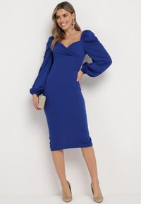 Born2be - Granatowa Sukienka Midi z Kopertową Górą i Bufiastymi Rękawami Ozdobiona Marszczeniami Azurma. Okazja: na co dzień. Kolor: niebieski. Wzór: aplikacja. Typ sukienki: kopertowe. Styl: casual. Długość: midi #1