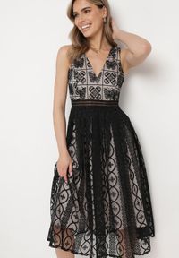 Born2be - Czarna Rozkloszowana Sukienka z Plisowanym Dołem i Ozdobnymi Haftami Asorasia. Okazja: na co dzień. Typ kołnierza: dekolt w kształcie V. Kolor: czarny. Materiał: skóra. Wzór: haft. Typ sukienki: plisowane. Styl: casual, elegancki #1
