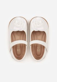 Born2be - Białe Lakierowane Balerinki z Paskiem na Rzep i Różą 3D Zelagia. Okazja: na uczelnię. Zapięcie: rzepy. Kolor: biały. Materiał: lakier #3