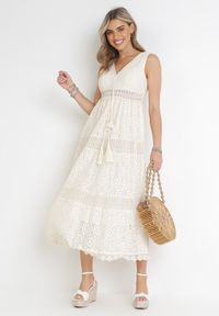 Born2be - Beżowa Koronkowa Sukienka Maxi z Głębokim Dekoltem i Ozdobnym Wiązaniem Nohia. Kolor: beżowy. Materiał: koronka. Długość rękawa: bez rękawów. Wzór: ażurowy. Sezon: wiosna, lato. Długość: maxi #4