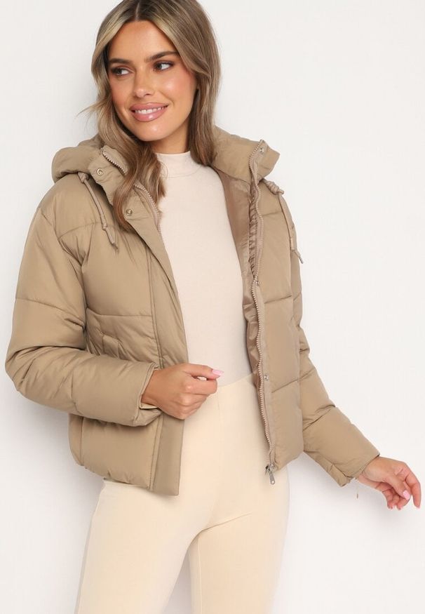 Born2be - Ciemnobeżowa Pikowana Kurtka Puffer z Kapturem Miviera. Okazja: na spacer, na co dzień. Typ kołnierza: kaptur. Kolor: beżowy. Materiał: dzianina, jeans. Sezon: zima. Styl: casual