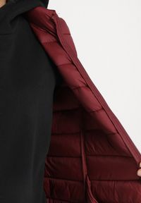 Born2be - Bordowa Pikowanana Kamizelka Sifitta. Okazja: na co dzień. Kolor: czerwony. Materiał: jeans. Styl: klasyczny, casual, elegancki #5