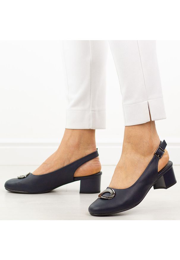 Niebieskie czółenka damskie na obcasie M.Daszyński Sa233-4. Okazja: na wesele, na co dzień, na ślub cywilny. Kolor: niebieski. Szerokość cholewki: normalna. Wzór: aplikacja. Materiał: skóra. Sezon: jesień, wiosna, lato. Obcas: na obcasie. Styl: klasyczny, casual, elegancki. Wysokość obcasa: średni