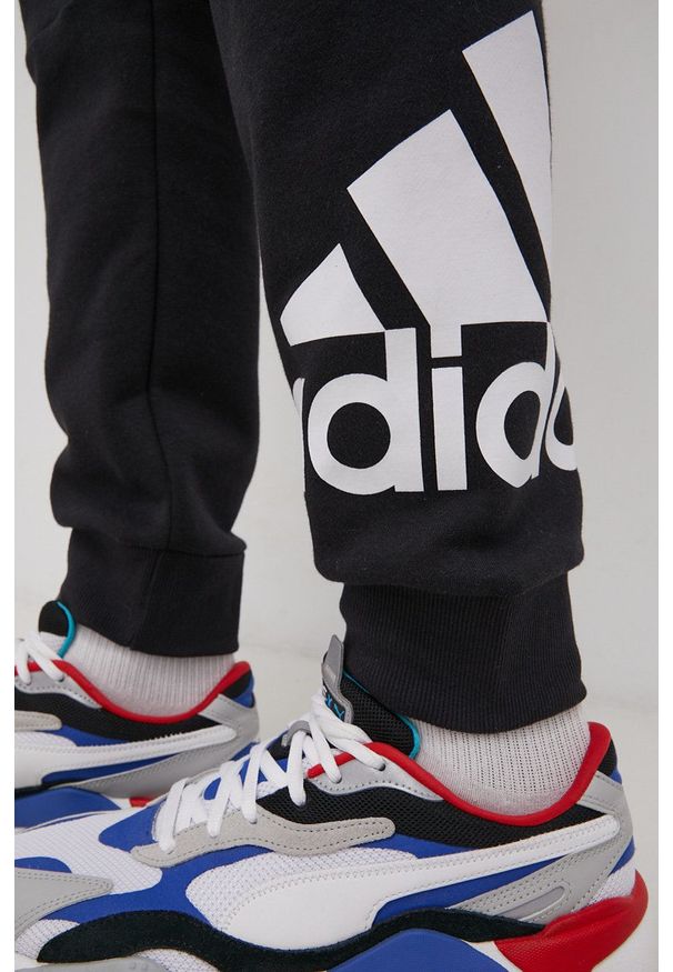 Adidas - adidas Spodnie męskie kolor czarny z nadrukiem. Kolor: czarny. Materiał: materiał. Wzór: nadruk