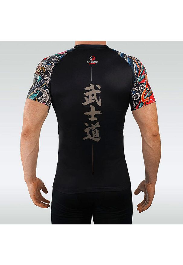 GROUND GAME - Rashguard do MMA męski Ground Game BUSHIDO 3.0 z krótkim rękawem. Kolor: wielokolorowy. Materiał: poliester, elastan. Długość rękawa: krótki rękaw. Długość: krótkie