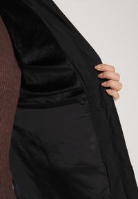 Born2be - Czarna Pikowana Kurtka Zimowa z Kapturem i Futrem z Możliwością Odpięcia Fedrika. Okazja: na co dzień. Typ kołnierza: kaptur. Kolekcja: plus size. Kolor: czarny. Materiał: futro. Sezon: zima. Styl: casual #5