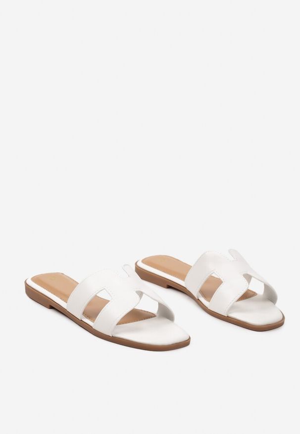 Born2be - Białe Płaskie Klapki z Ekoskóry z Wyciętym Paskiem Gotesa. Okazja: na co dzień, na spacer. Kolor: biały. Materiał: jeans. Wzór: aplikacja. Sezon: lato. Obcas: na płaskiej podeszwie. Styl: casual, elegancki