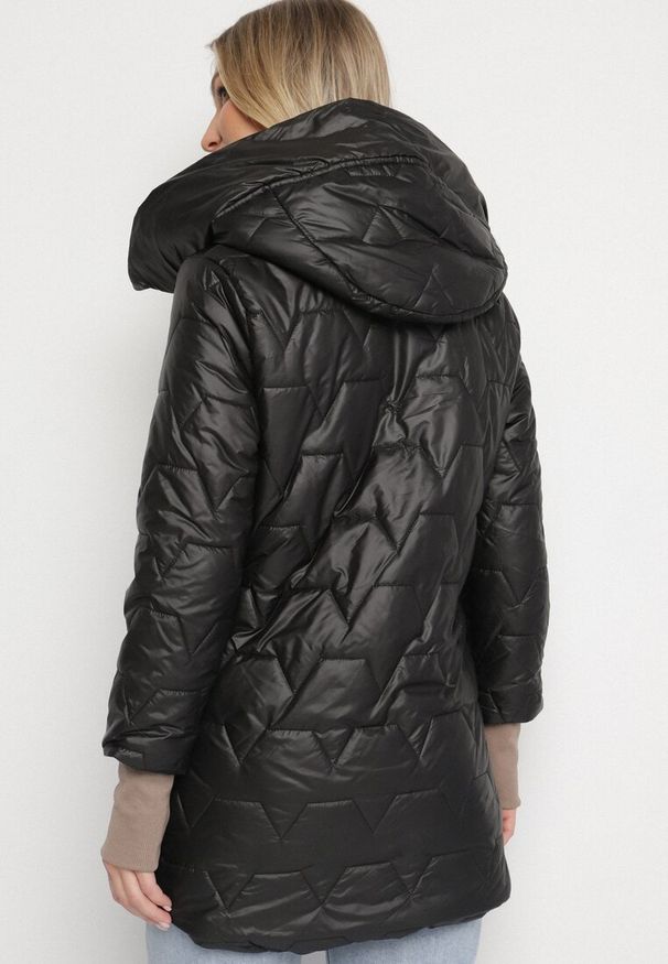 Born2be - Czarna Pikowana Kurtka z Kapturem i Rękawami ze Ściągaczami Melorisea. Okazja: na spotkanie biznesowe, na spacer, do pracy. Typ kołnierza: kaptur. Kolor: czarny. Materiał: dzianina, jeans. Styl: biznesowy, elegancki