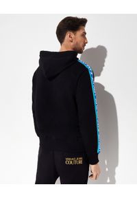 Versace Jeans Couture - VERSACE JEANS COUTURE - Czarna bluza z kontrastowymi lampasami. Kolor: czarny. Materiał: bawełna, prążkowany. Długość rękawa: długi rękaw. Długość: długie
