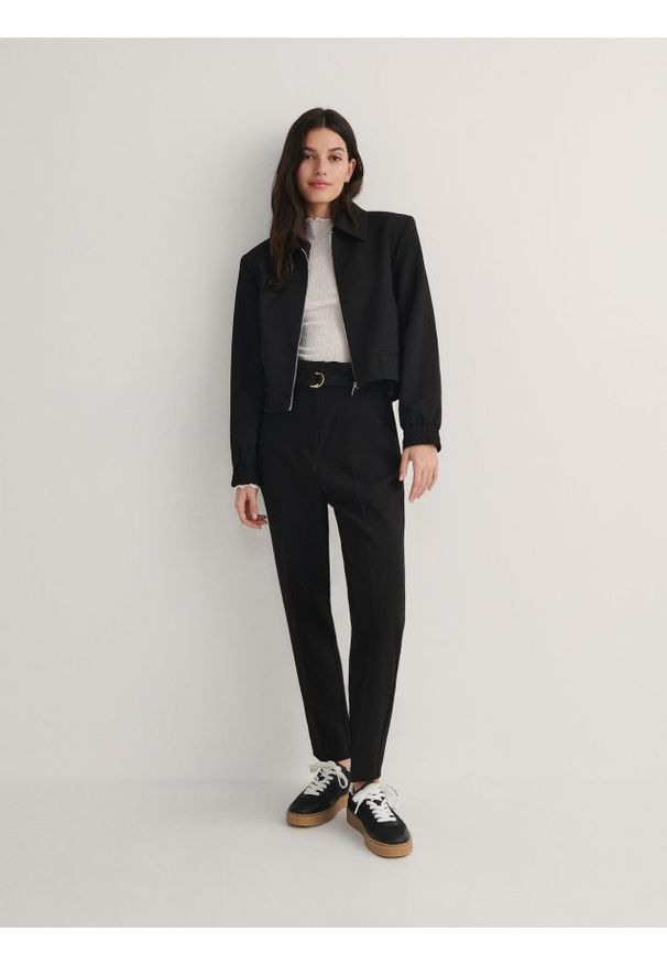 Reserved - Cygaretki z kantem - czarny. Kolor: czarny. Materiał: tkanina, wiskoza. Wzór: gładki. Styl: klasyczny