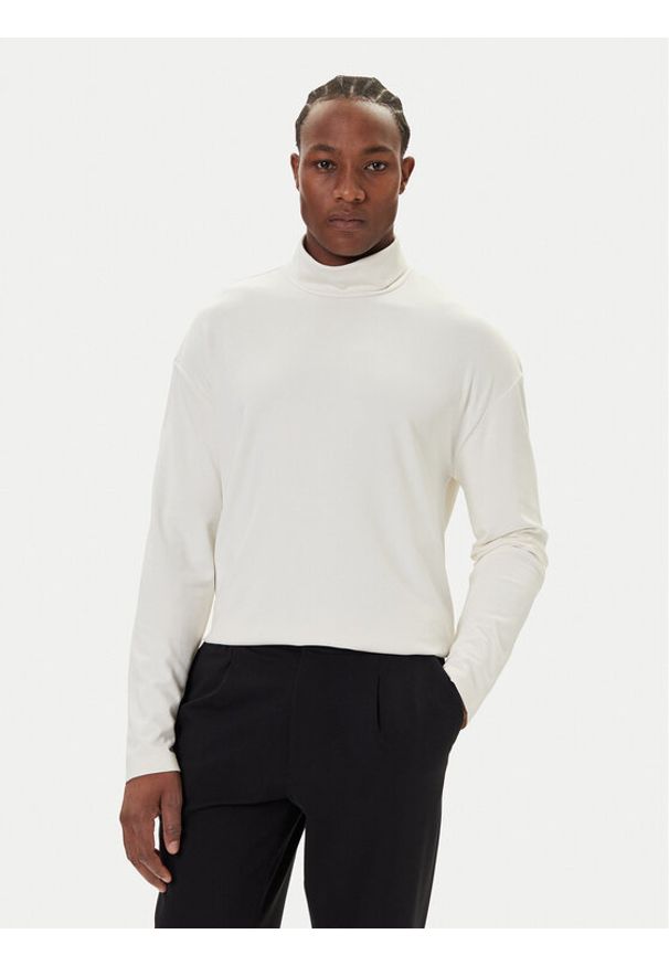 Calvin Klein Golf LV04LD215G Biały Regular Fit. Typ kołnierza: golf. Kolor: biały. Materiał: syntetyk