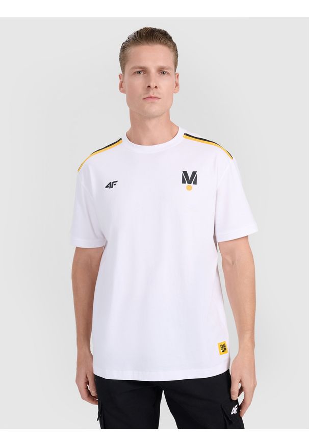 4f - 4F T-shirt regular z nadrukiem uniseks 4F x Drift Masters - biały XXL. Okazja: na co dzień. Kolor: biały. Materiał: dzianina, materiał, bawełna, jersey. Długość rękawa: krótki rękaw. Długość: krótkie. Wzór: nadruk. Styl: klasyczny, sportowy, casual