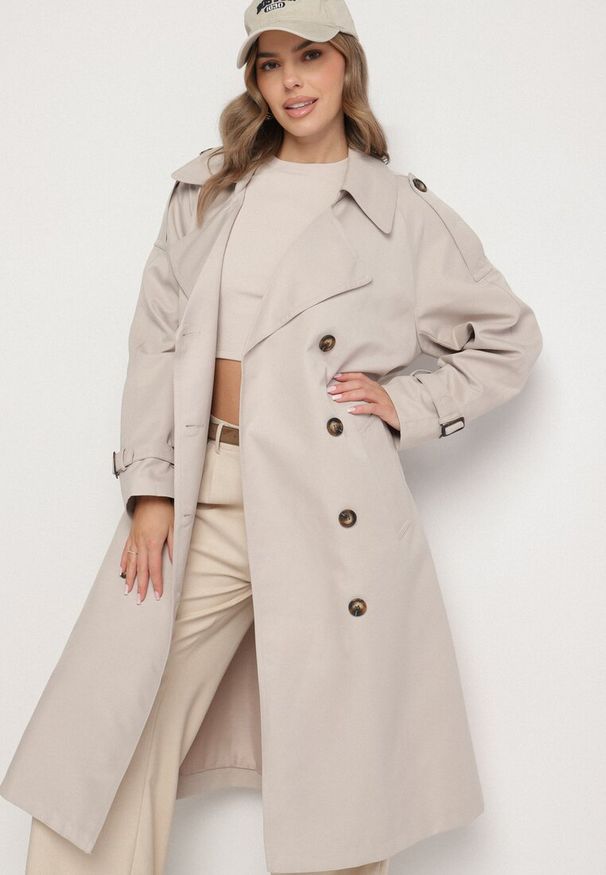 Born2be - Jasnobeżowy Dwurzędowy Płaszcz Trencz o Oversizowym Kroju z Paskiem Inathara. Okazja: na spacer, do pracy, na co dzień. Kolor: beżowy. Materiał: jeans. Wzór: aplikacja. Styl: casual, klasyczny