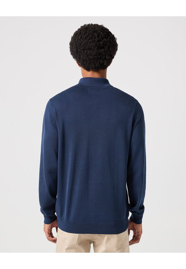 Wrangler - WRANGLER LS POLO SWEATER MĘSKI SWETER Z KOŁNIERZYKIEM KLASYCZNY BLACK IRIS 112350517 W8F1017555. Typ kołnierza: polo, kołnierzyk klasyczny. Styl: klasyczny