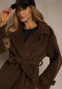 Renee - Brązowy Płaszcz w Eleganckim Stylu z Kieszeniami i Wiązanym Paskiem Zoledi. Okazja: na co dzień. Kolor: brązowy. Materiał: jeans. Sezon: wiosna, jesień. Styl: elegancki #5