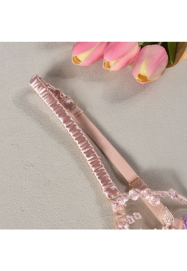 Intica - Komplet bielizny haftowanej na specjalne okazje Goryana. Kolor: różowy. Materiał: materiał, skóra. Wzór: haft