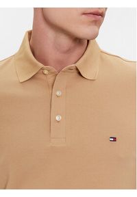 TOMMY HILFIGER - Tommy Hilfiger Polo 1985 MW0MW17771 Brązowy Slim Fit. Typ kołnierza: polo. Kolor: brązowy. Materiał: bawełna #5