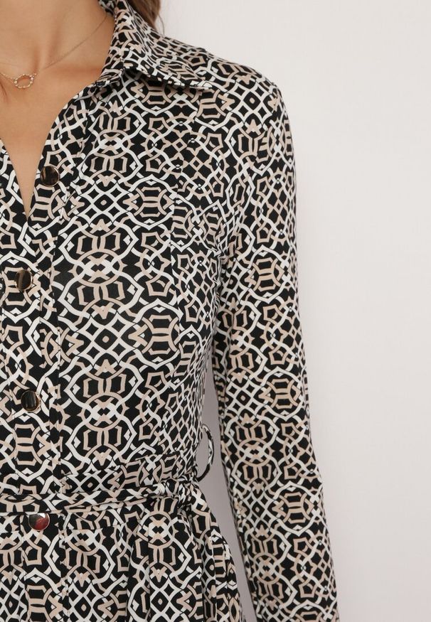 Born2be - Biało-Czarna Taliowana Sukienka Maxi z Materiałowym Paskiem w Geometryczny Print Filint. Kolor: czarny. Materiał: materiał. Wzór: geometria, nadruk. Długość: maxi