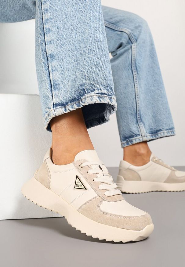 Renee - Beżowe Skórzane Sneakersy z Geometryczną Ozdobą Ireadia. Okazja: na co dzień, na spacer. Kolor: beżowy. Materiał: skóra. Wzór: aplikacja, geometria. Obcas: na płaskiej podeszwie. Sport: turystyka piesza