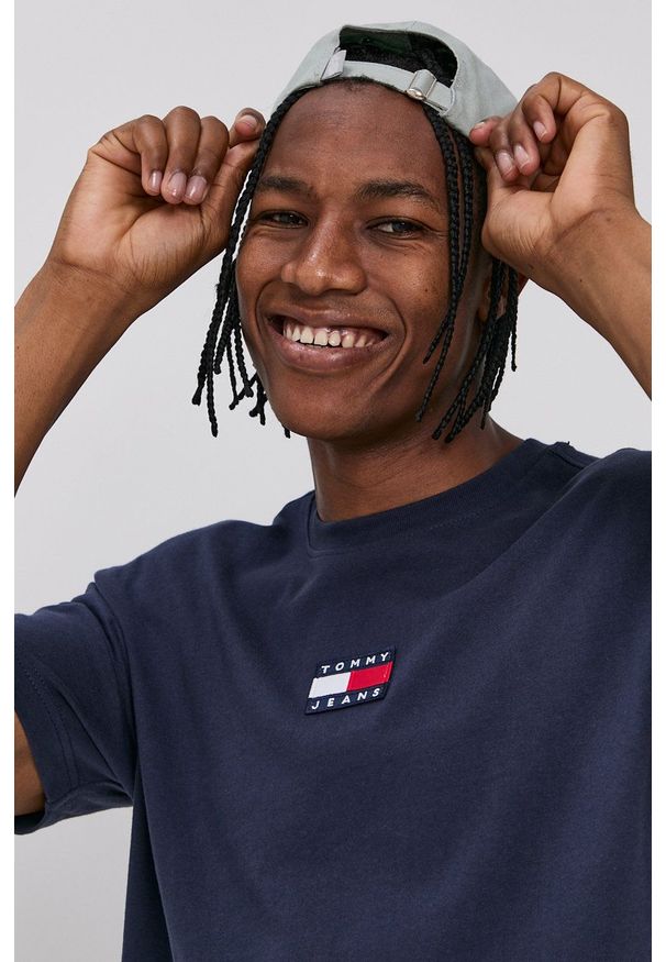 Tommy Jeans - T-shirt bawełniany. Kolor: niebieski. Materiał: bawełna. Wzór: aplikacja