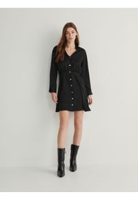 Reserved - Sukienka mini - czarny. Kolor: czarny. Materiał: tkanina. Wzór: gładki. Styl: klasyczny. Długość: mini #1