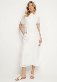 Born2be - Biała Sukienka Pudełkowa Ozdobiona Wiązaniem Napelira. Okazja: na co dzień. Kolor: biały. Materiał: jeans. Wzór: aplikacja. Styl: klasyczny, casual, elegancki #1