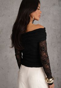 Renee - Czarna Bluzka z Koronki i Dekoltem Typu Bardot Adrageia. Kolor: czarny. Materiał: koronka. Wzór: koronka #5