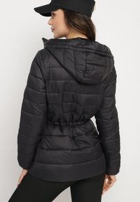 Born2be - Czarna Pikowana Kurtka z Kapturem i Ozdobnymi Sznurkami Zailora. Okazja: na co dzień. Typ kołnierza: kaptur. Kolor: czarny. Materiał: jeans. Styl: elegancki, casual #4