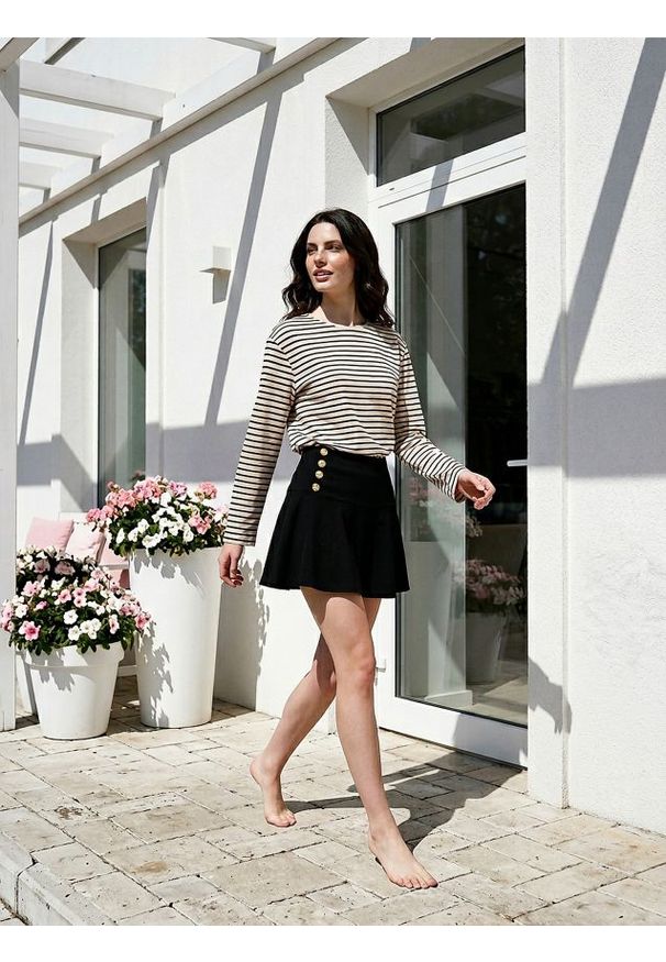 Sinsay - Spódnica mini z ozdobnymi guzikami - czarny. Kolor: czarny