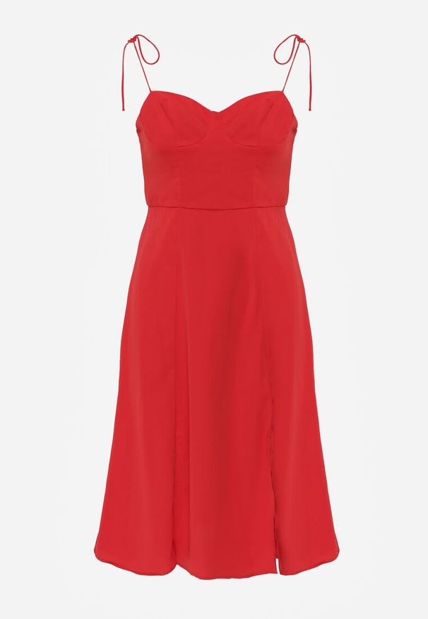 Born2be - Czerwona Rozkloszowana Sukienka na Ramiączkach z Rozcięciem Sveame. Kolor: czerwony. Długość rękawa: na ramiączkach. Wzór: aplikacja. Styl: klasyczny