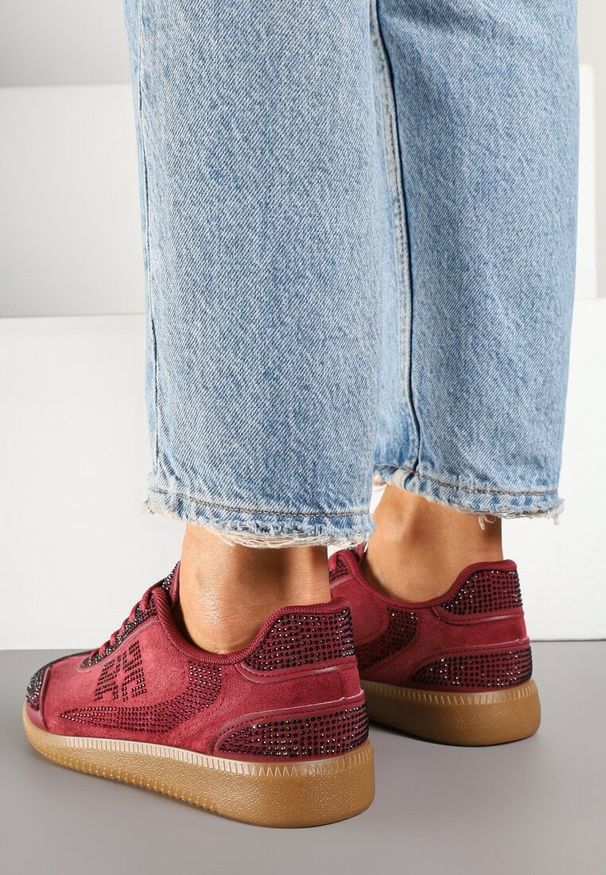 Renee - Bordowe Sneakersy Tenisówki Ozdobione Cyrkoniami Amoiona. Okazja: na co dzień. Zapięcie: sznurówki. Kolor: czerwony. Materiał: jeans. Wzór: aplikacja. Obcas: na płaskiej podeszwie
