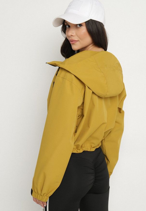 Born2be - Żółta Kurtka Oversize z Nieodpinanym Kapturem i Kieszeniami Firlio. Okazja: na co dzień. Kolor: żółty. Materiał: jeans. Długość rękawa: długi rękaw. Długość: długie. Styl: casual, klasyczny, elegancki