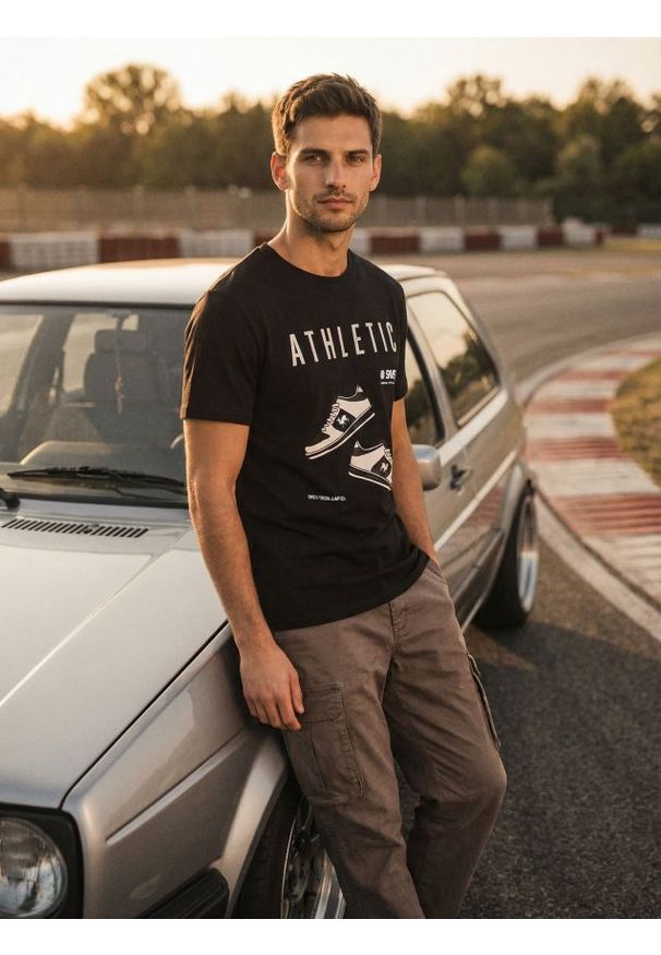 Sinsay - Bawełniana koszulka z nadrukiem - czarny. Kolor: czarny. Materiał: bawełna. Wzór: nadruk